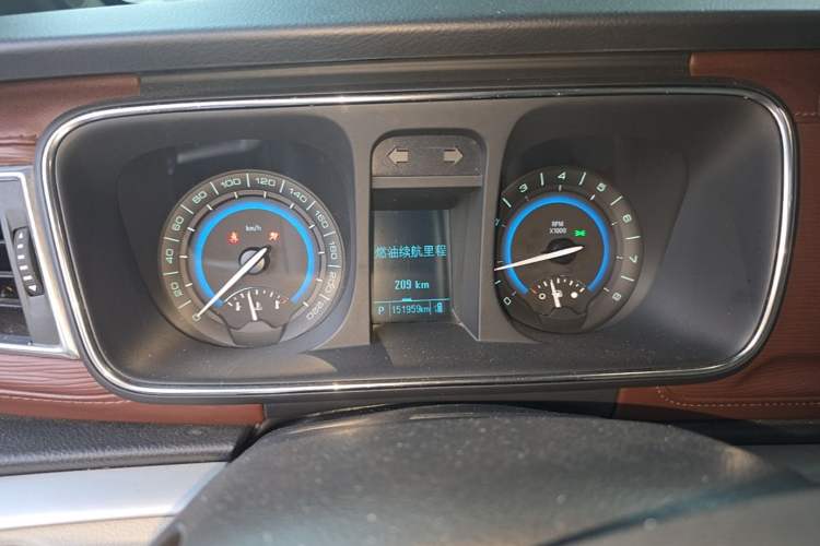 Used Buick GL8 2015 2.4L Luxury Business Premium Edition Odometer Close Up