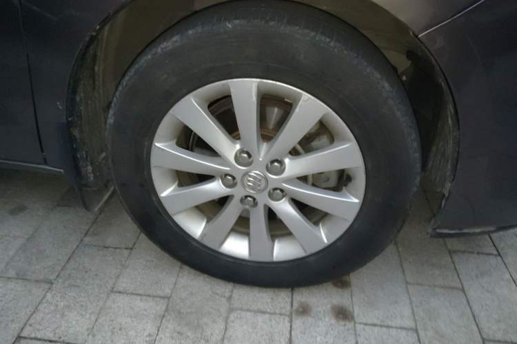 Used Buick GL8 2015 2.4L Luxury Business Premium Edition Right Front Wheel Hub