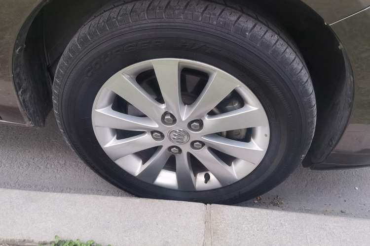 Used Buick GL8 2015 2.4L Luxury Business Premium Edition Right Front Wheel Hub