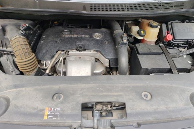 Used Buick GL8 2017 ES 28T Flagship Model China V Standard Engine Bay