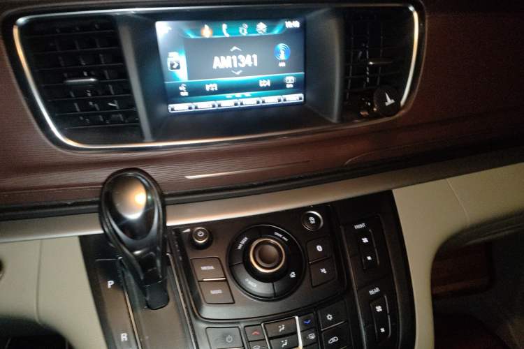 Used Buick GL8 2017 25S Luxury Version China V Standard Audio And AC Panel