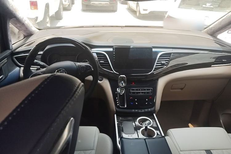 Used Buick GL8 2017 ES 28T Luxury Model China V Standard Center Console