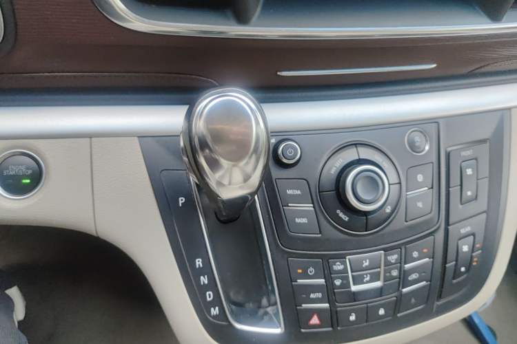 Used Buick GL8 2017 25S Luxury Version China V Standard Gear Lever