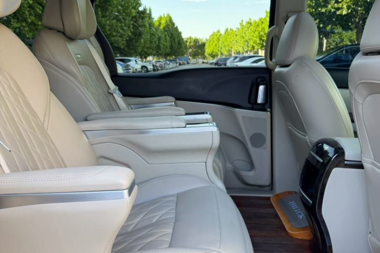 Used Buick GL8 2017 25S Luxury Version China V Standard Interior 4