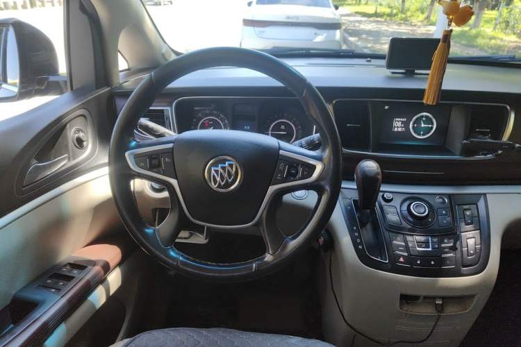 Used Buick GL8 2017 25S Comfort Version China V Standard Steering Wheel