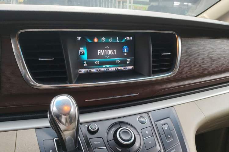 Used Buick GL8 2017 25S Luxury Version China V Standard Audio And AC Panel