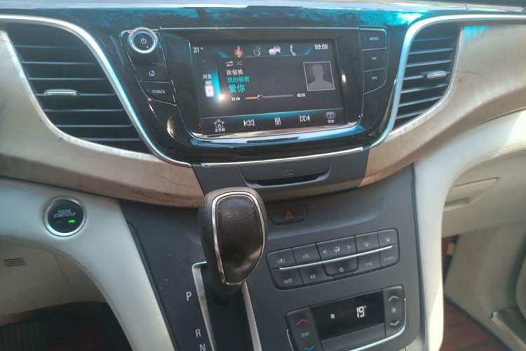 Used Buick GL8 2017 ES 28T Comfort Model China V Standard Audio And AC Panel