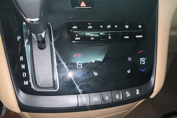 Used Buick GL8 2017 ES 28T Luxury Model China V Standard Audio And AC Panel