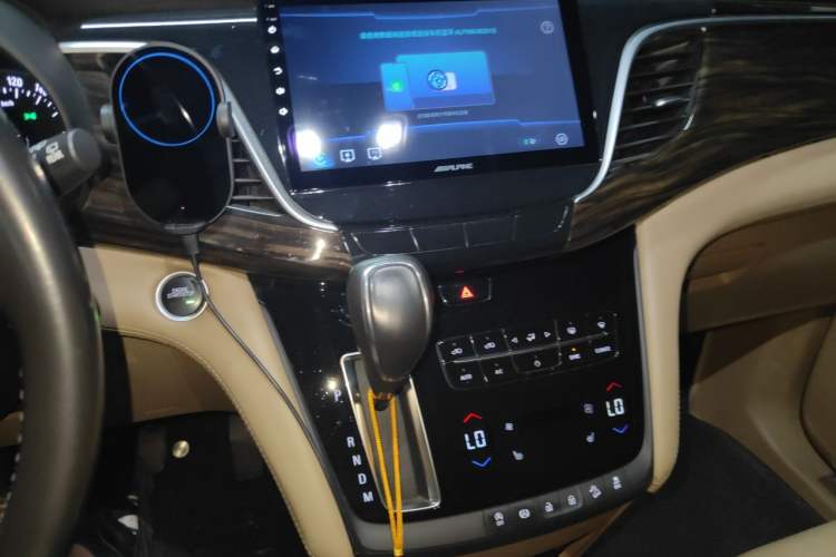 Used Buick GL8 2017 ES 28T Luxury Model China V Standard Audio And AC Panel