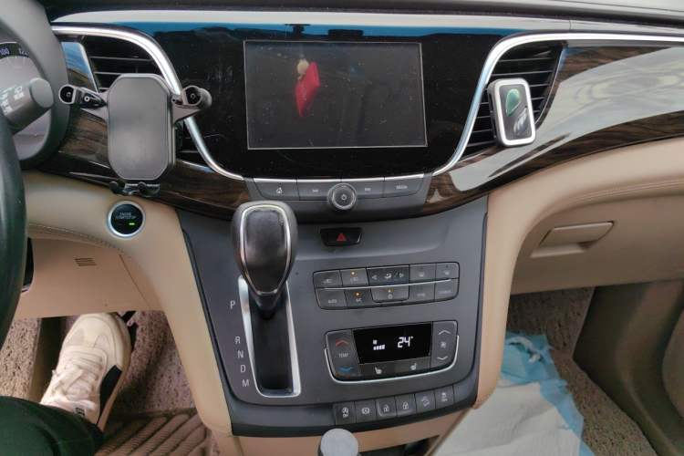 Used Buick GL8 2017 ES 28T Premium Version China V Standard Audio And AC Panel