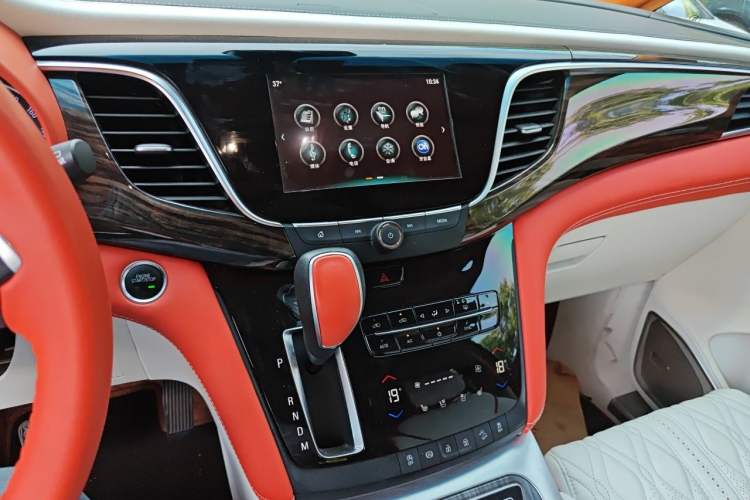 Used Buick GL8 2017 ES 28T Flagship Model China V Standard Audio And AC Panel