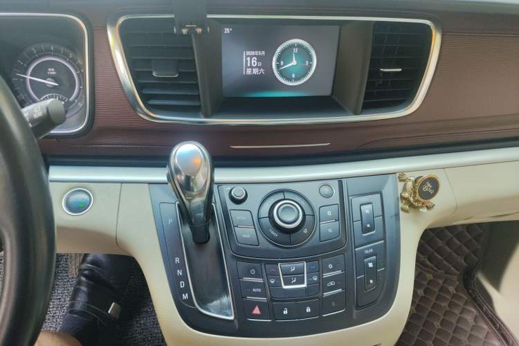 Used Buick GL8 2017 25S Luxury Version China V Standard Audio And AC Panel