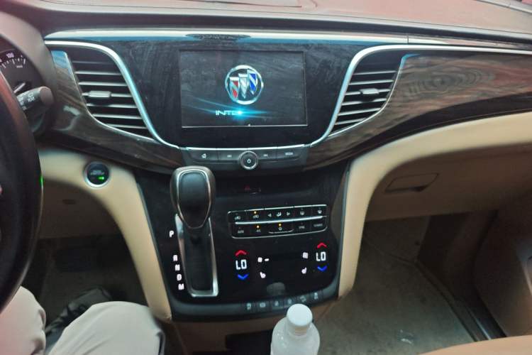 Used Buick GL8 2017 ES 28T Luxury Model China V Standard Audio And AC Panel