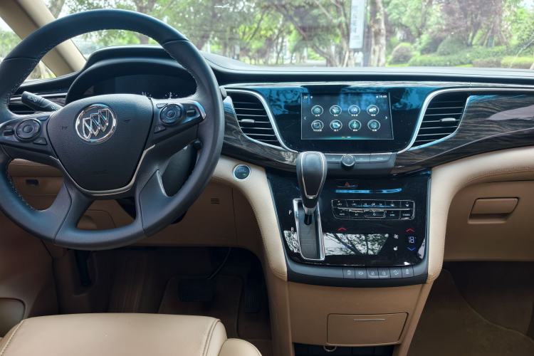 Used Buick GL8 2017 ES 28T Luxury Model China V Standard Audio And AC Panel