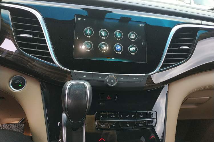 Used Buick GL8 2017 ES 28T Luxury Model China V Standard Audio And AC Panel