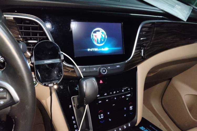 Used Buick GL8 2017 ES 28T Luxury Model China V Standard Audio And AC Panel
