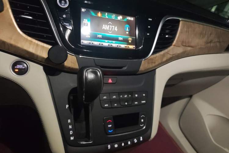 Used Buick GL8 2017 ES 28T Comfort Model China V Standard Audio And AC Panel