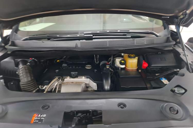 Used Buick GL8 2017 ES 28T Flagship Model China V Standard Engine Bay