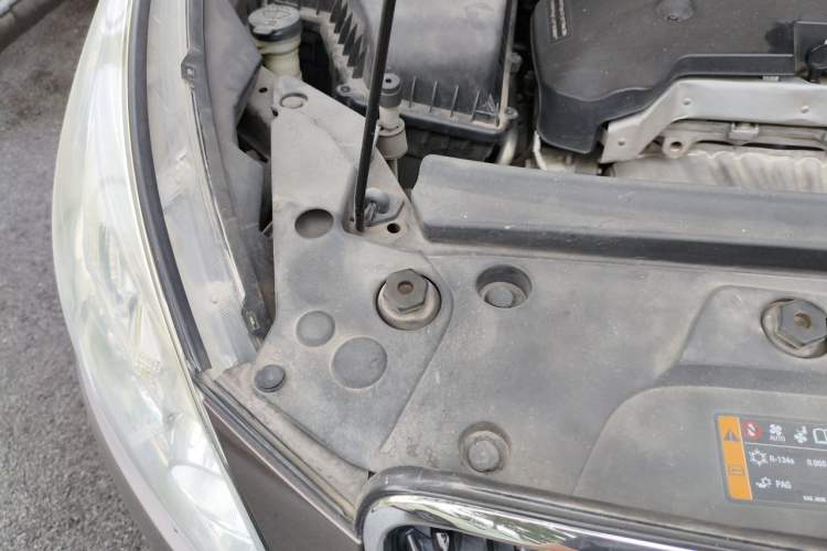 Used Buick GL8 2017 25S Luxury Version China V Standard Engine Bay Right