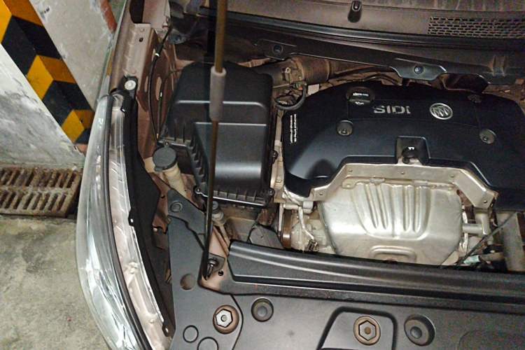 Used Buick GL8 2017 25S Luxury Version China V Standard Engine Bay Right