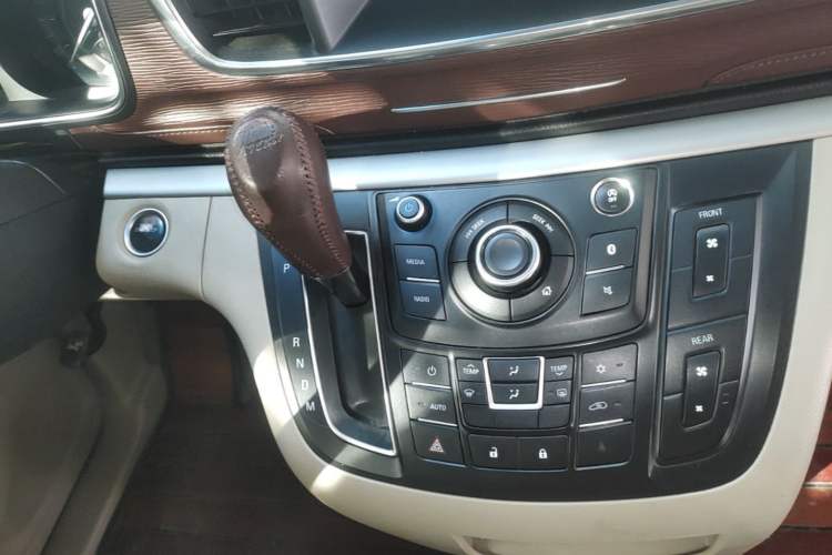 Used Buick GL8 2017 25S Luxury Version China V Standard Gear Lever