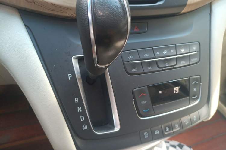 Used Buick GL8 2017 ES 28T Comfort Model China V Standard Gear Lever