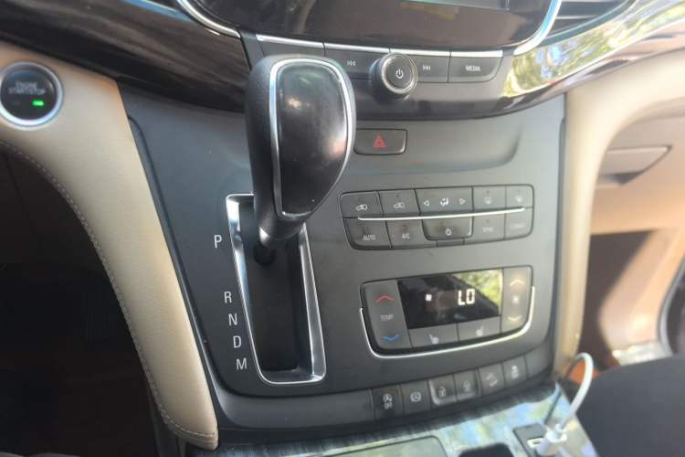 Used Buick GL8 2017 ES 28T Premium Version China V Standard Gear Lever
