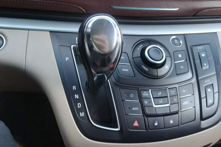 Used Buick GL8 2017 25S Comfort Version China V Standard Gear Lever