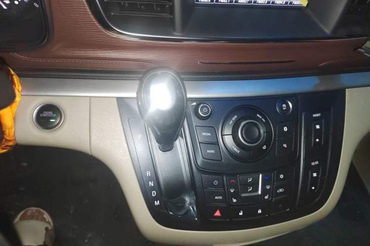 Used Buick GL8 2017 25S Prestige Version China V Standard Gear Lever
