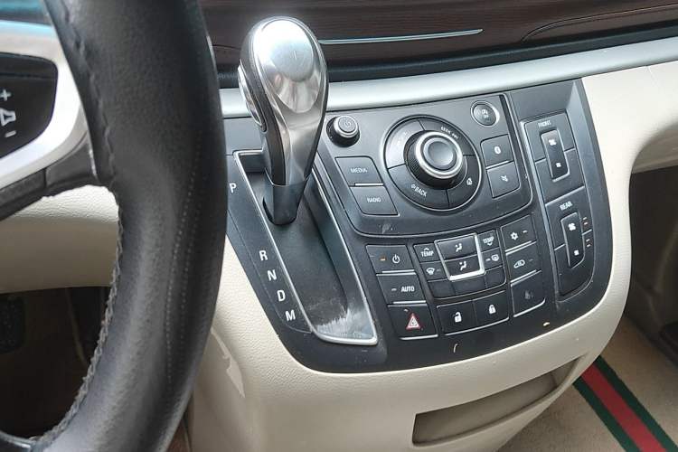 Used Buick GL8 2017 25S Comfort Version China V Standard Gear Lever