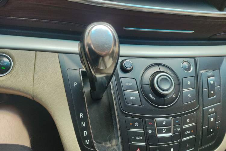 Used Buick GL8 2017 25S Luxury Version China V Standard Gear Lever