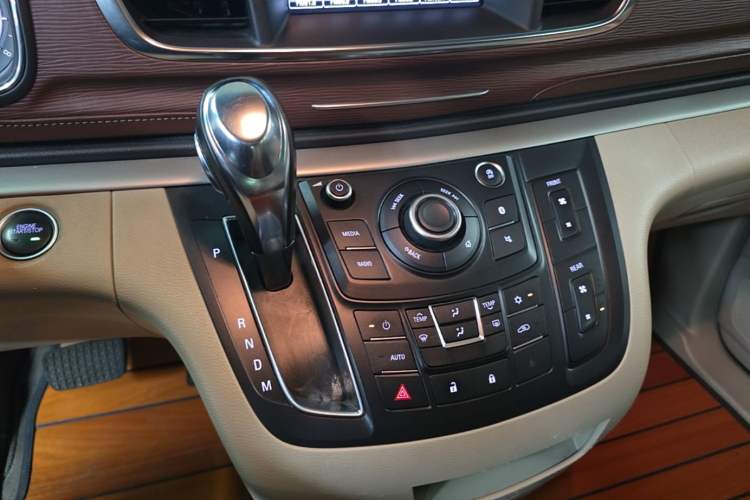 Used Buick GL8 2017 25S Comfort Version China V Standard Gear Lever