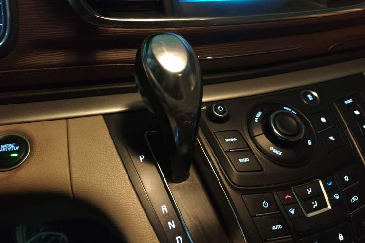 Used Buick GL8 2017 25S Comfort Version China V Standard Gear Lever