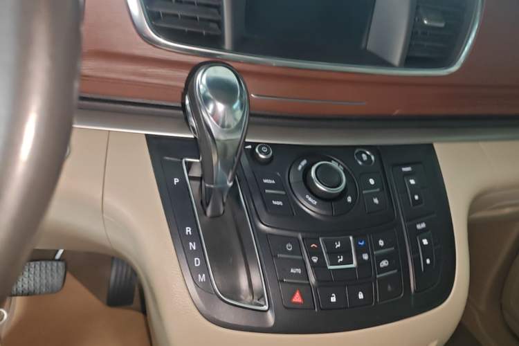 Used Buick GL8 2017 25S Luxury Version China V Standard Gear Lever