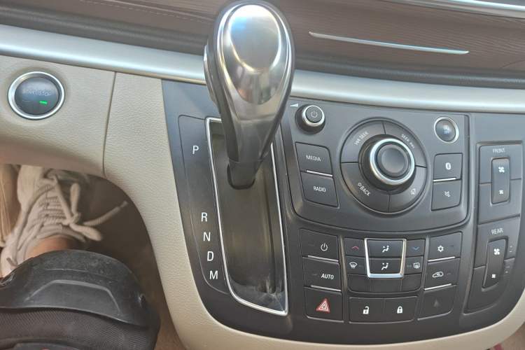 Used Buick GL8 2017 25S Luxury Version China V Standard Gear Lever