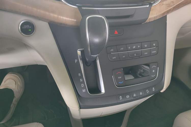 Used Buick GL8 2017 ES 28T Comfort Model China V Standard Gear Lever
