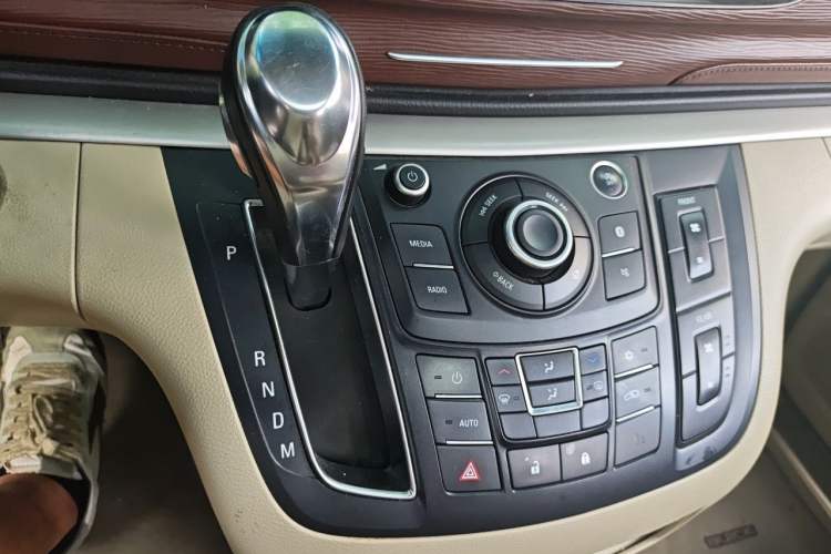 Used Buick GL8 2017 25S Luxury Version China V Standard Gear Lever