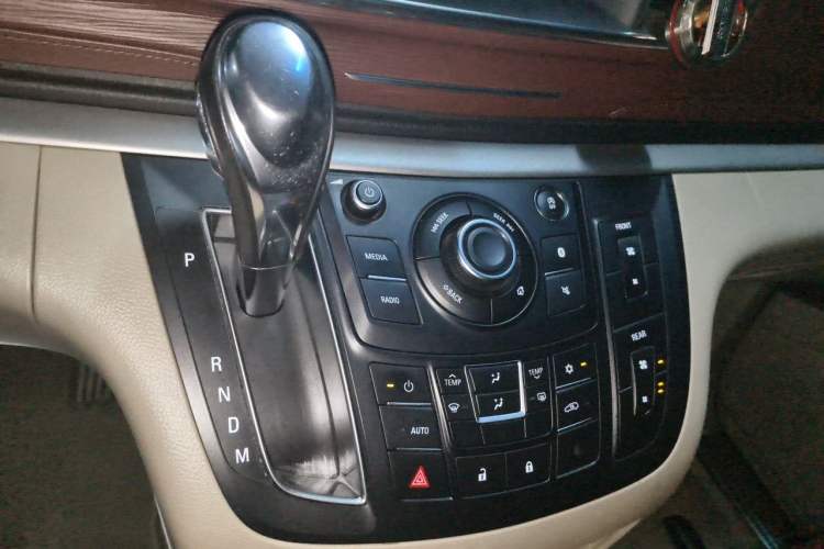 Used Buick GL8 2017 25S Comfort Version China V Standard Gear Lever