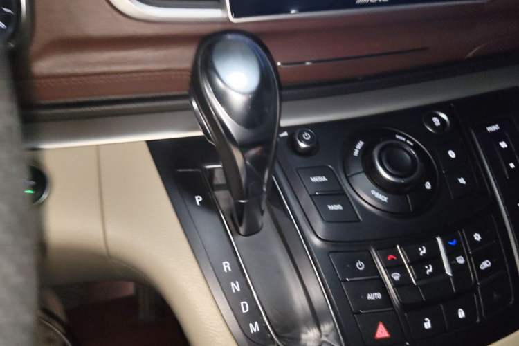 Used Buick GL8 2017 25S Luxury Version China V Standard Gear Lever