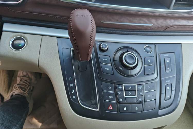Used Buick GL8 2017 25S Prestige Version China V Standard Gear Lever