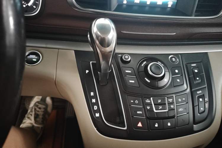 Used Buick GL8 2017 25S Comfort Version China V Standard Gear Lever