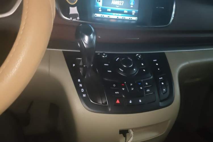 Used Buick GL8 2017 25S Comfort Version China V Standard Gear Lever