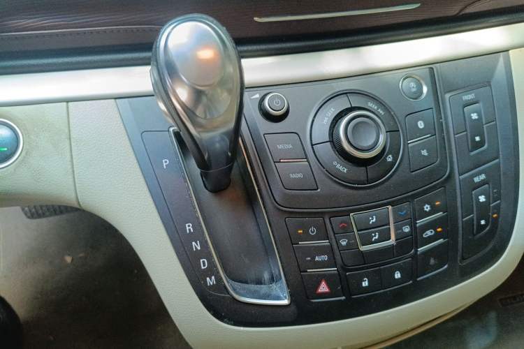 Used Buick GL8 2017 25S Luxury Version China V Standard Gear Lever