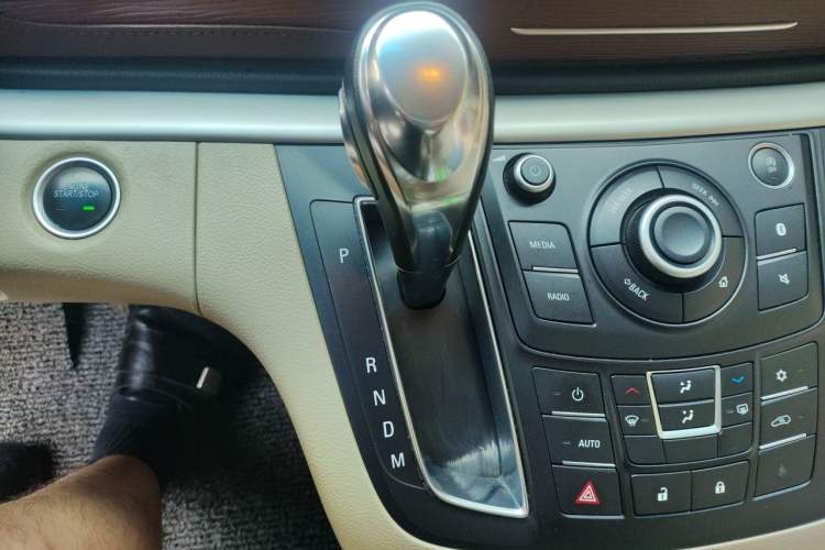 Used Buick GL8 2017 25S Luxury Version China V Standard Gear Lever