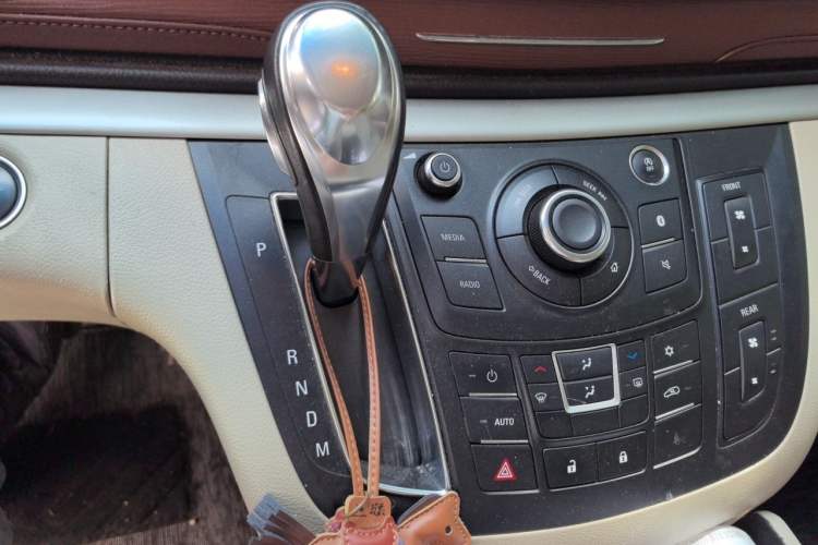 Used Buick GL8 2017 25S Comfort Version China V Standard Gear Lever