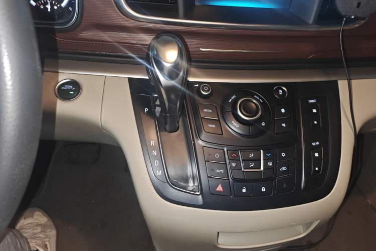 Used Buick GL8 2017 25S Comfort Version China V Standard Gear Lever