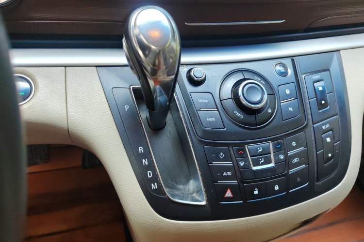 Used Buick GL8 2017 25S Comfort Version China V Standard Gear Lever
