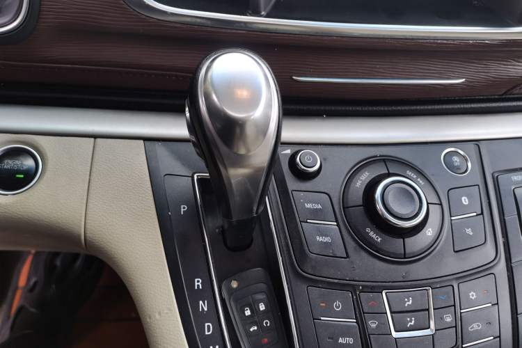 Used Buick GL8 2017 25S Luxury Version China V Standard Gear Lever