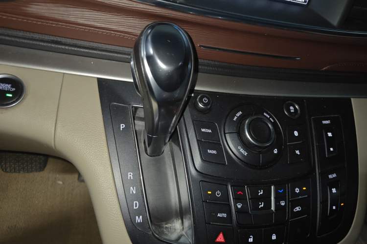 Used Buick GL8 2017 25S Luxury Version China V Standard Gear Lever