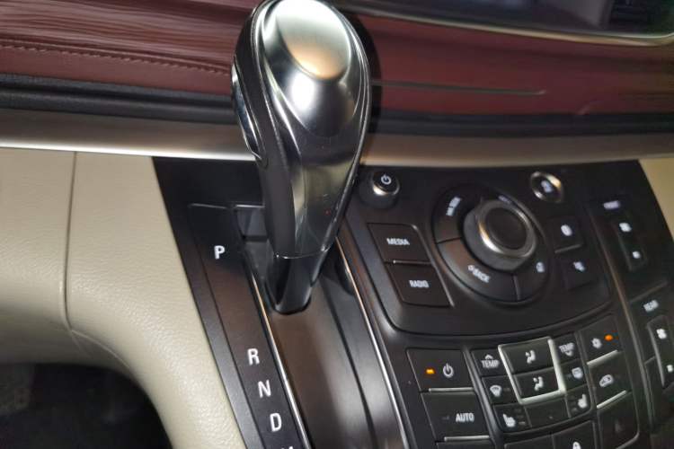 Used Buick GL8 2017 25S Prestige Version China V Standard Gear Lever